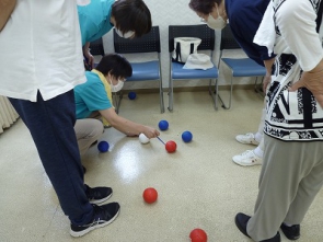 赤、青どちらが近い？