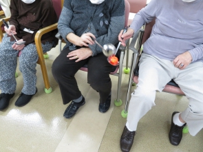 相手のお玉からすくわずにリレーします。