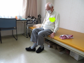 慎重に靴を履いて