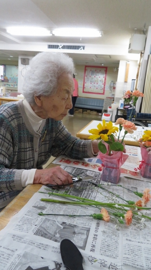 花材をしっかり確認して…。