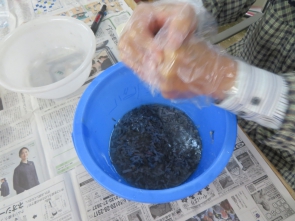 水つけた新聞紙