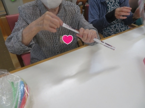 チラシをくるくる！