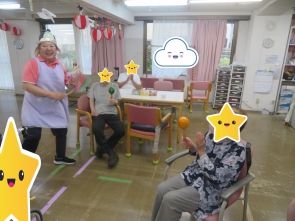 かつら姿の職員！