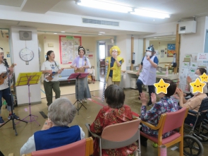 歌いながら踊ります！