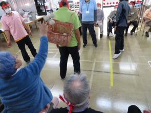 背中？頭？かご？めがけて！