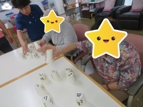 「紙コップ数字重ねゲーム」