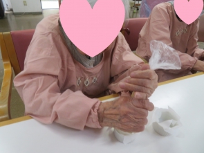 手先を動かし